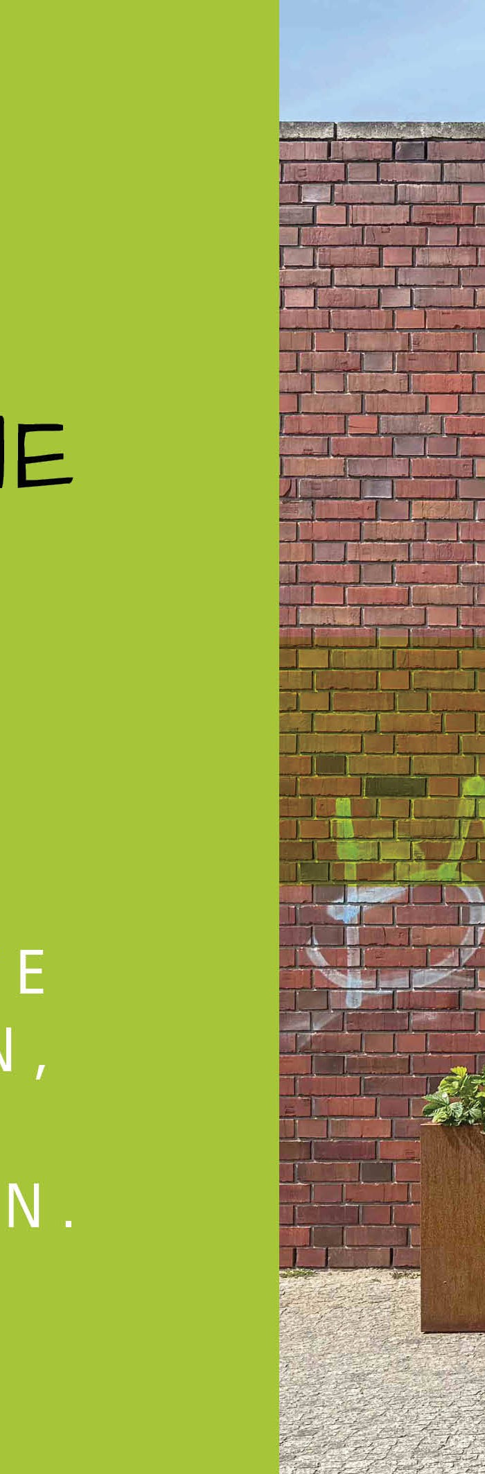 Ein langes, niedriges Hochbeet aus rostbraunem Cortenstahl steht vor einer hohen, roten Ziegelwand. Der weiße Text „URBAN GREEN“ ist mittig auf das Foto gesetzt.